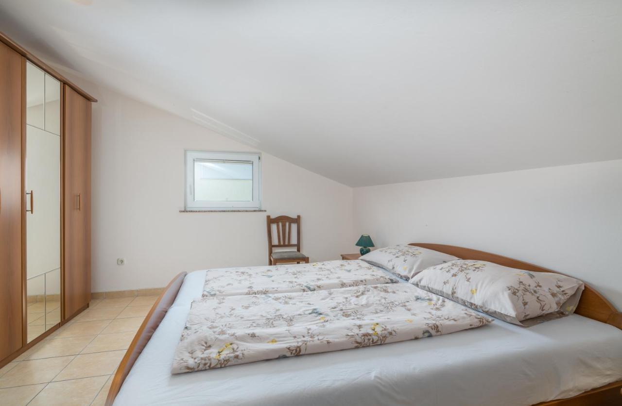 Pansion Dujmovic 1 Apartamento Malinska Exterior foto