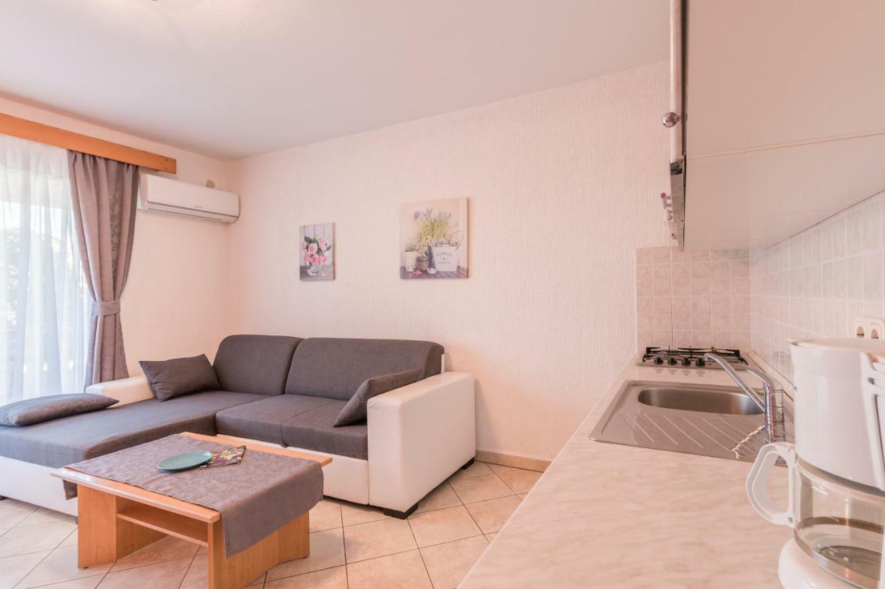 Pansion Dujmovic 1 Apartamento Malinska Exterior foto