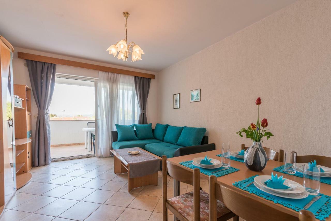 Pansion Dujmovic 1 Apartamento Malinska Exterior foto