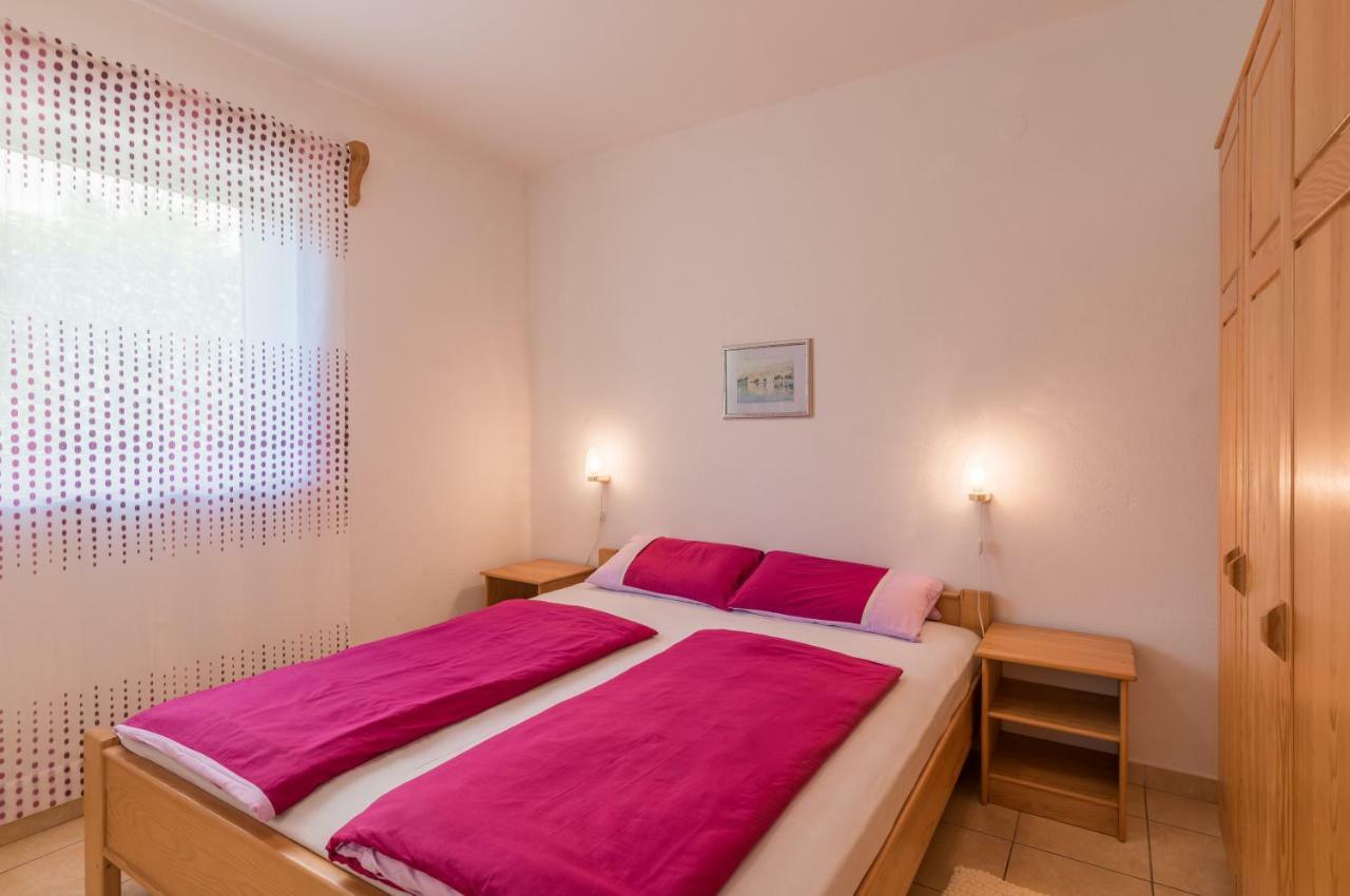 Pansion Dujmovic 1 Apartamento Malinska Exterior foto