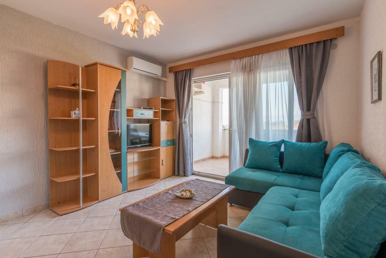 Pansion Dujmovic 1 Apartamento Malinska Exterior foto
